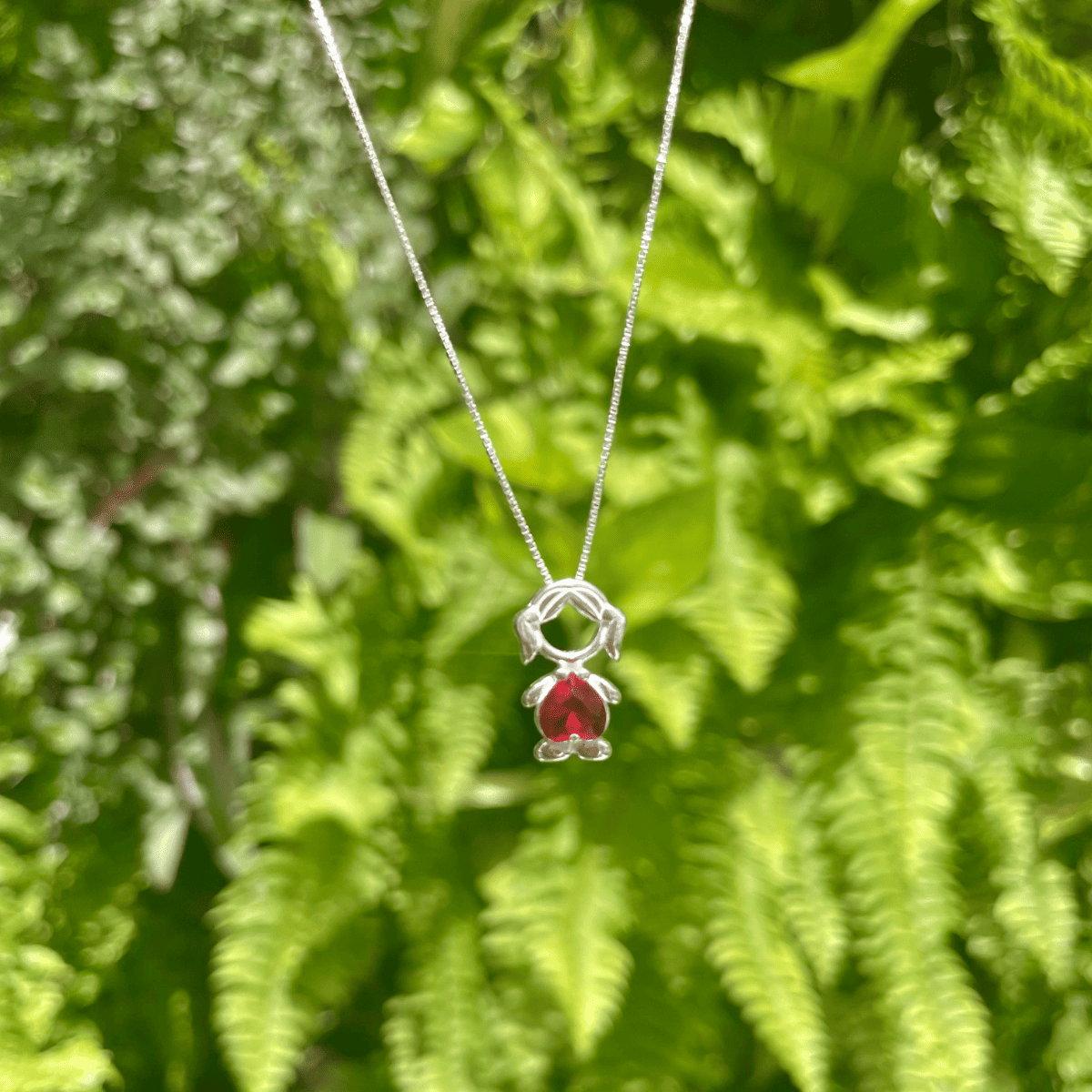 Pingente de Menina com Pedra Vermelha Luza em Prata 925