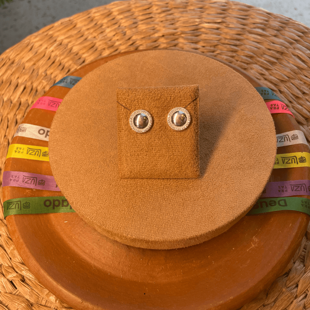 BRINCO DE ESFERA LUZA LISA RODEADO DE ZIRCÔNIA EM PRATA 925