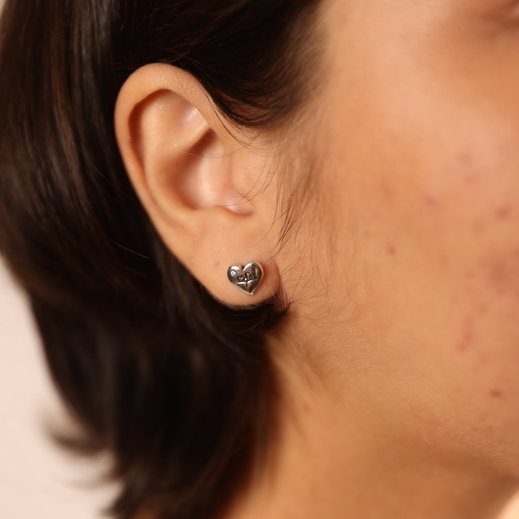 Brinco de Coração "Fé" com Ponto de Luz Luza em Prata 925 Envelhecida