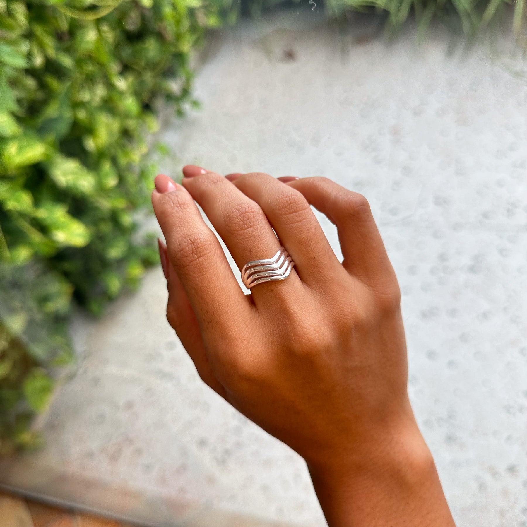 Anel Luza Quatro Linhas e V Lisa em Prata 925