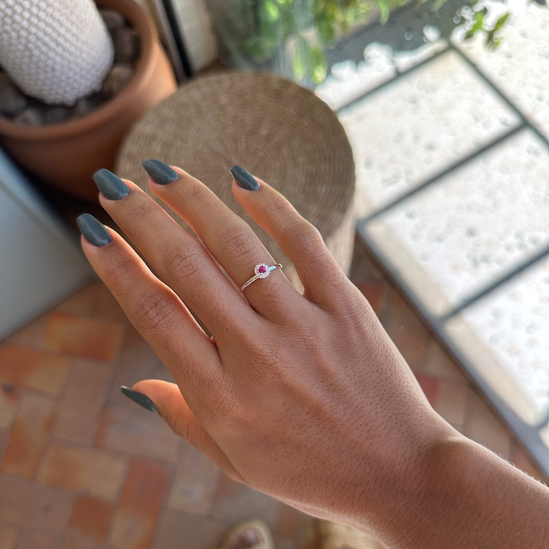 Anel Solitário Luza com Pedra Vermelha Rodeada de Zircônias em Prata 925