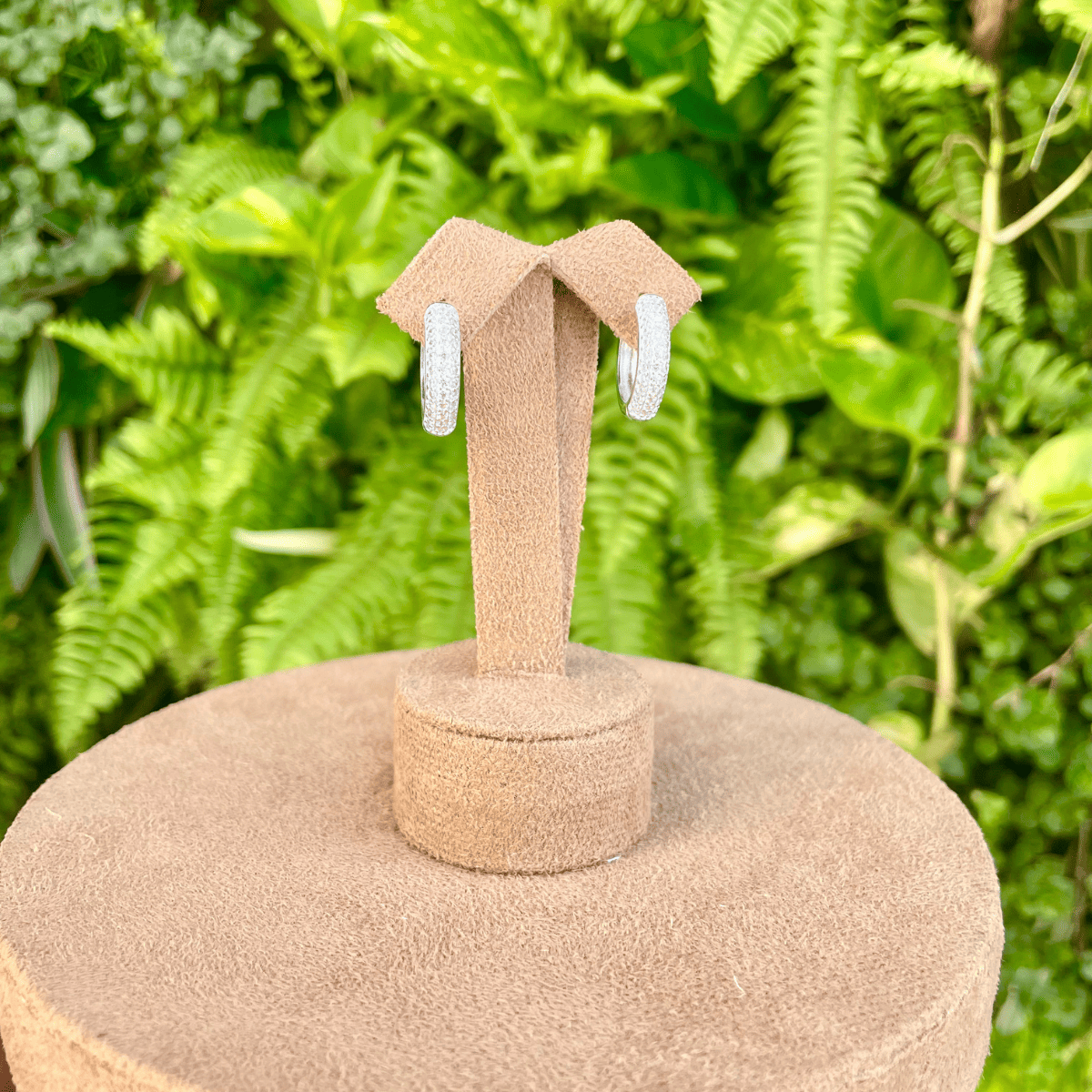 Brinco Argola Luza Média com 3 Linhas de Zircônias em Prata 925