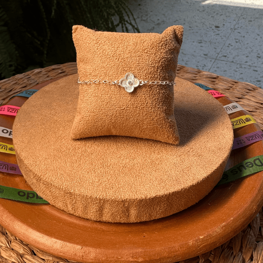 PULSEIRA TREVO LUZA MICRO ZIRCÔNIA NO MEIO EM PRATA 925