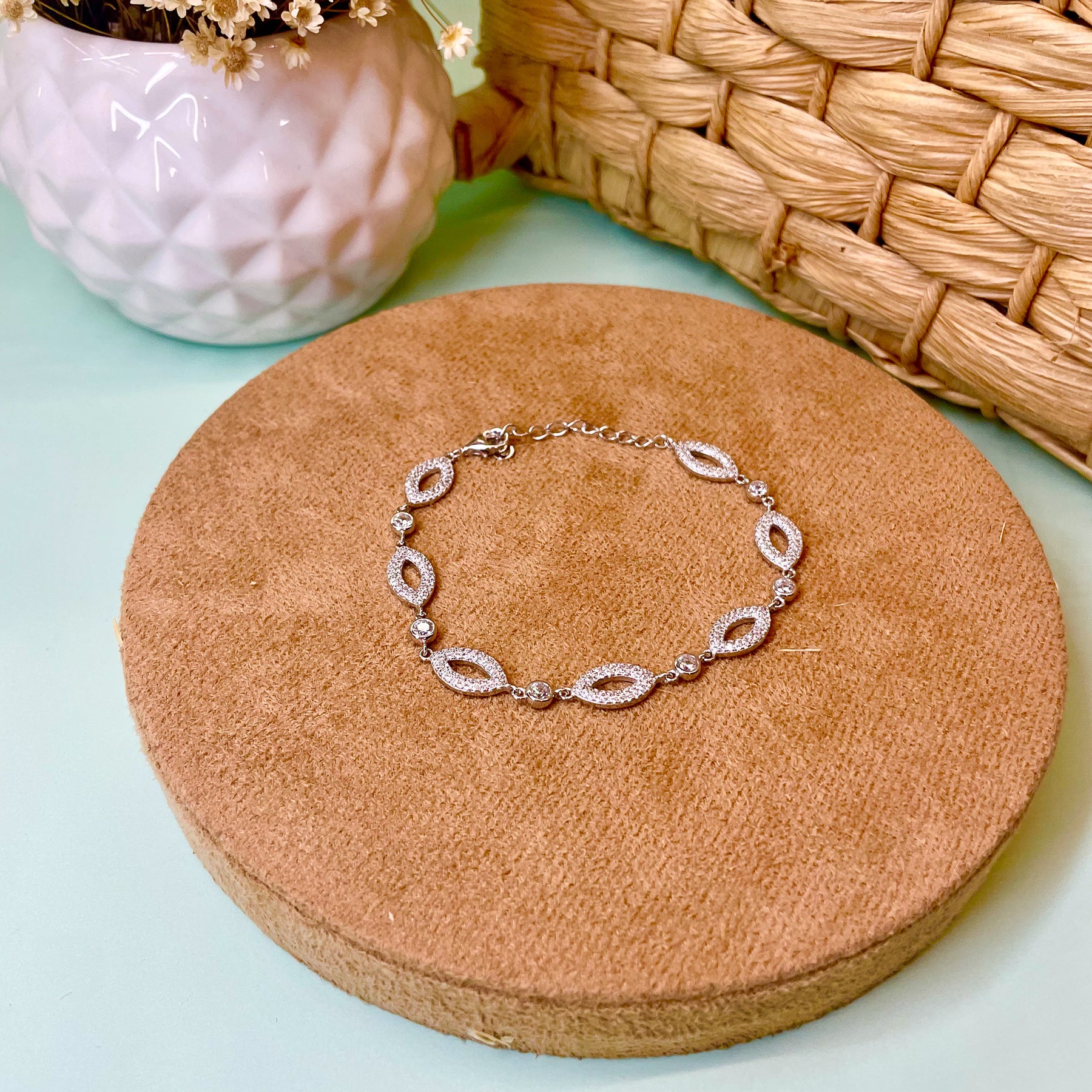 Pulseira Luza Geométrica com Detalhes Vazados e Cravejados de Zircônia em Prata 925