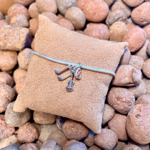 Berloque Luza com Passador Liso e Fino com Guitarra, Clave Musical e Coração “Eu Amo Música” em Prata 925