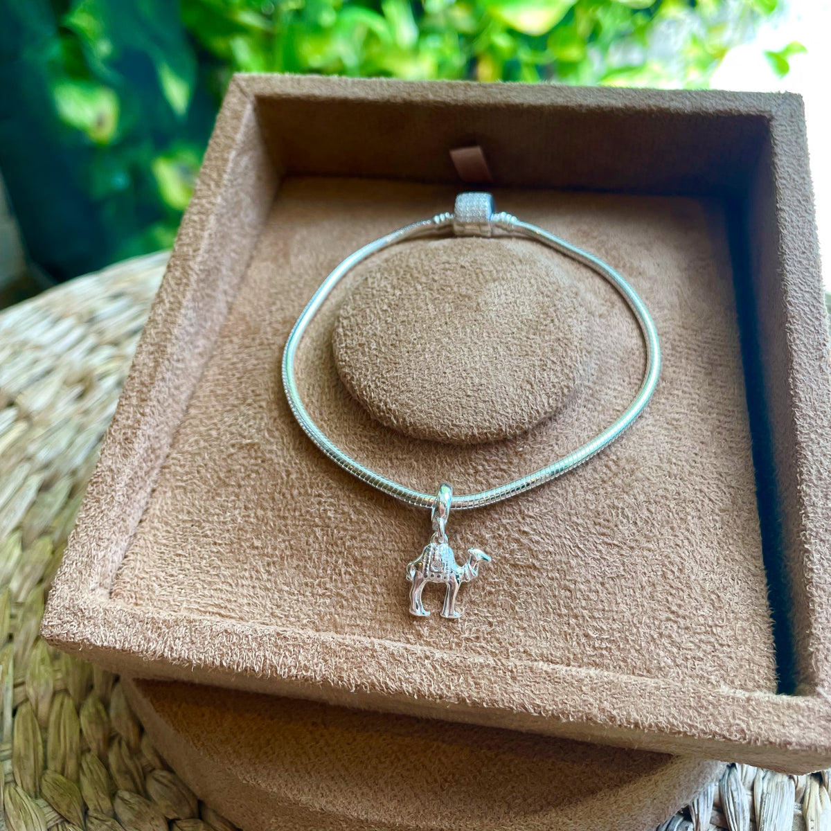 Berloque Dromedário Luza com Detalhe de Ponto de Luz em Prata 925