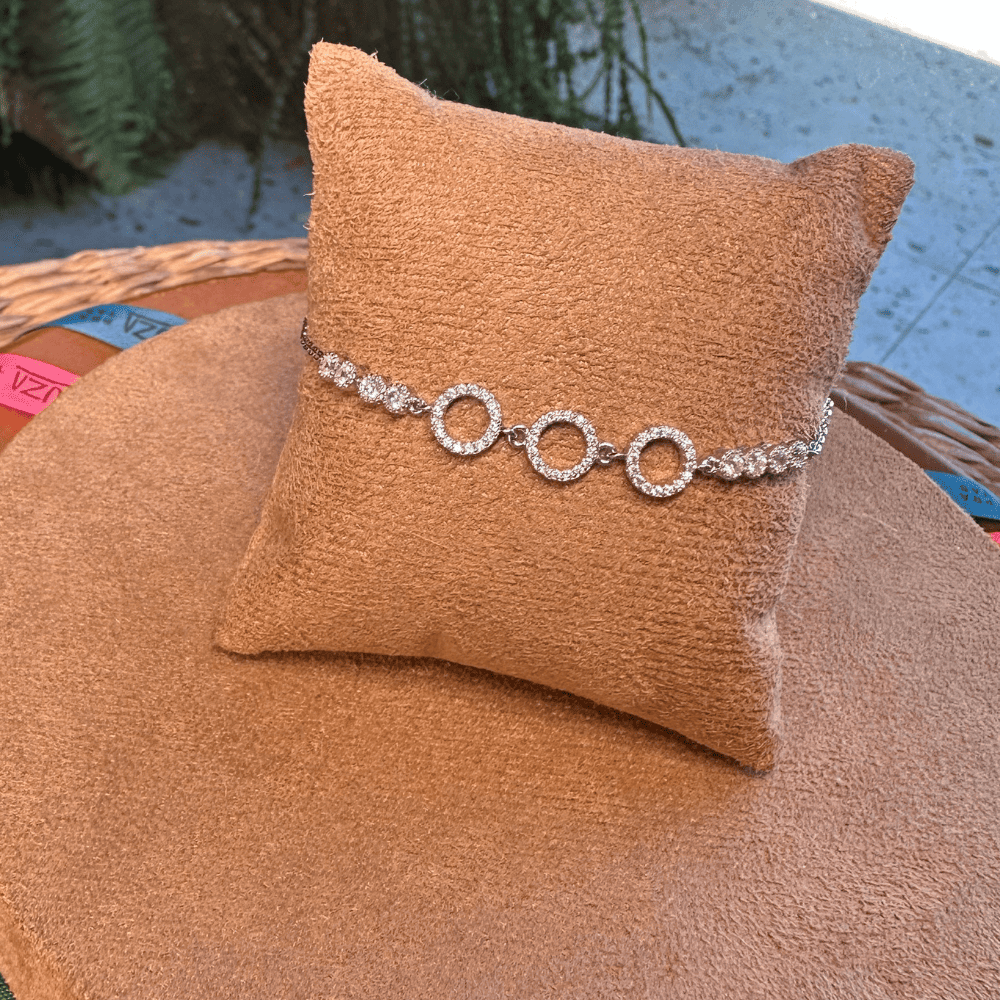 Pulseira com Três Circulos Vazados Luza Cravejados de Zirconia e Detalhes de Ponto de Luz em Prata 925