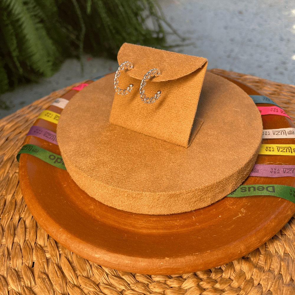 Brinco de Meia Argola Luza com Corações Vazados em Prata 925