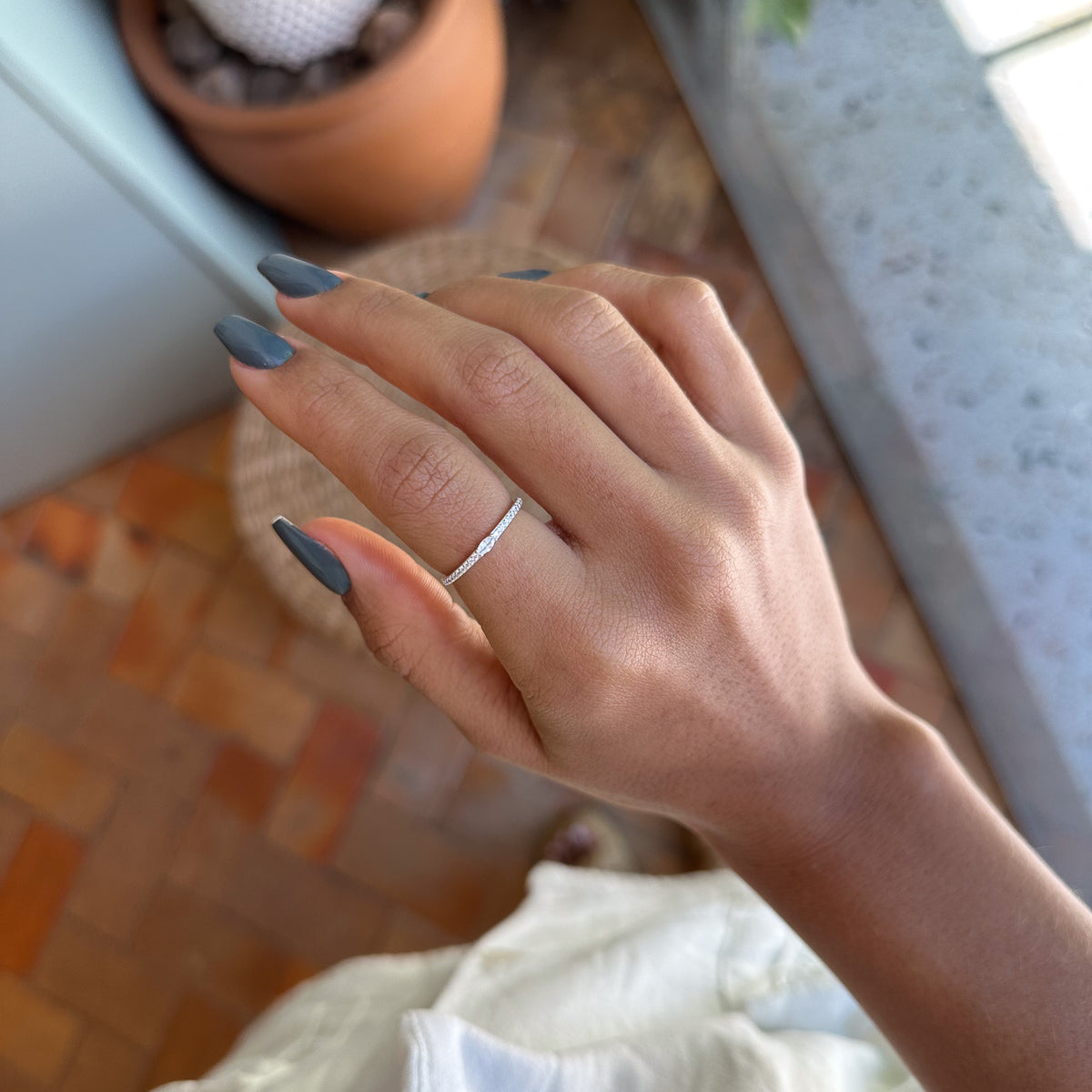 Anel Solitário Luza com Pedra Navete e Aro Cravejado em Prata 925