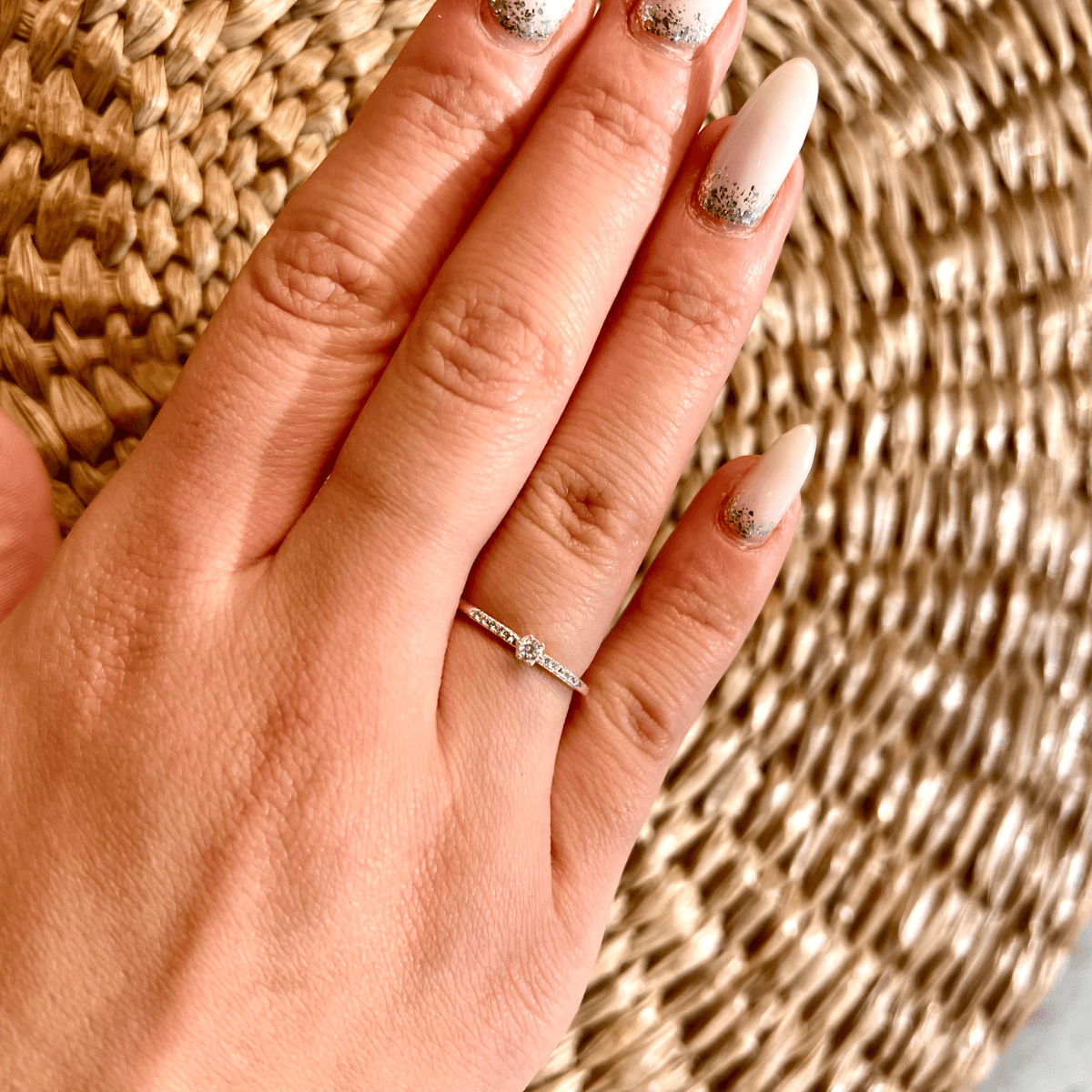 Anel Mini Solitário Luza com Aparador Cravejado de Zircônia em Prata 925