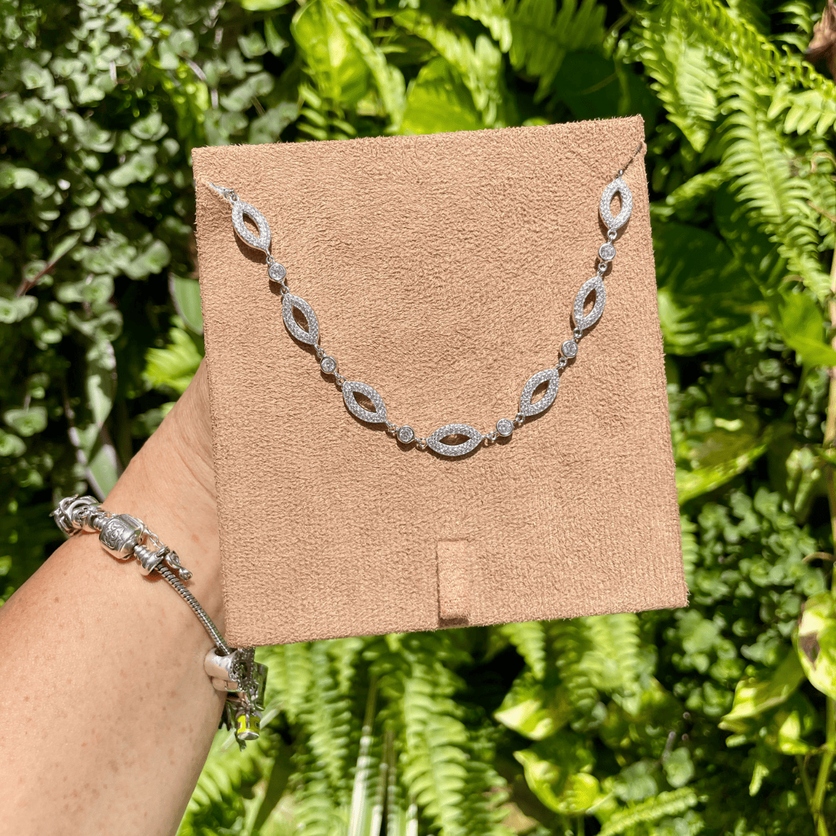 Pulseira Luza Geométrica com Detalhes Vazados e Cravejados de Zircônia em Prata 925