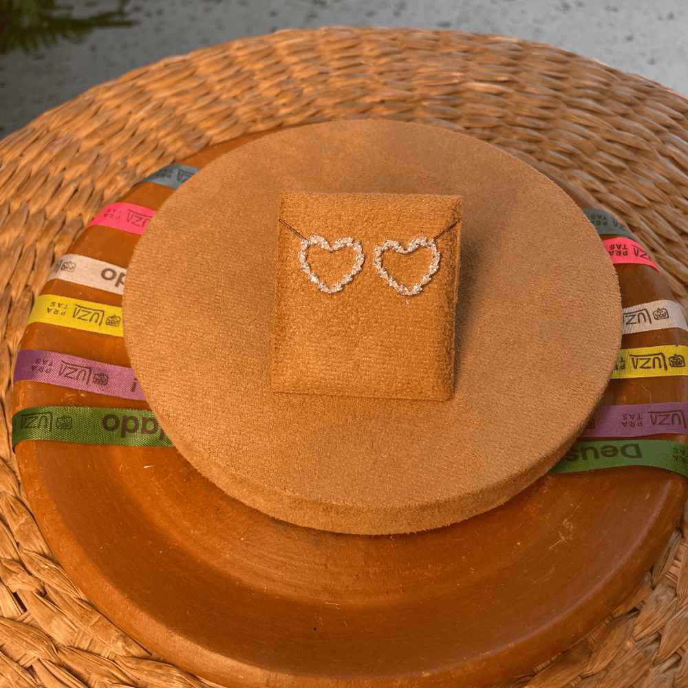 BRINCO DE CORAÇÃO LUZA DE PEDRARIA VAZADO EM PRATA 925