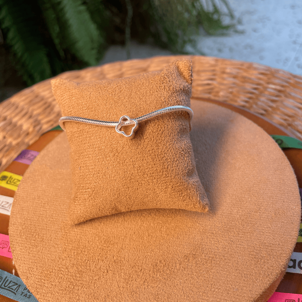 Berloque Luza de Trevo Vazado Liso em Prata 925