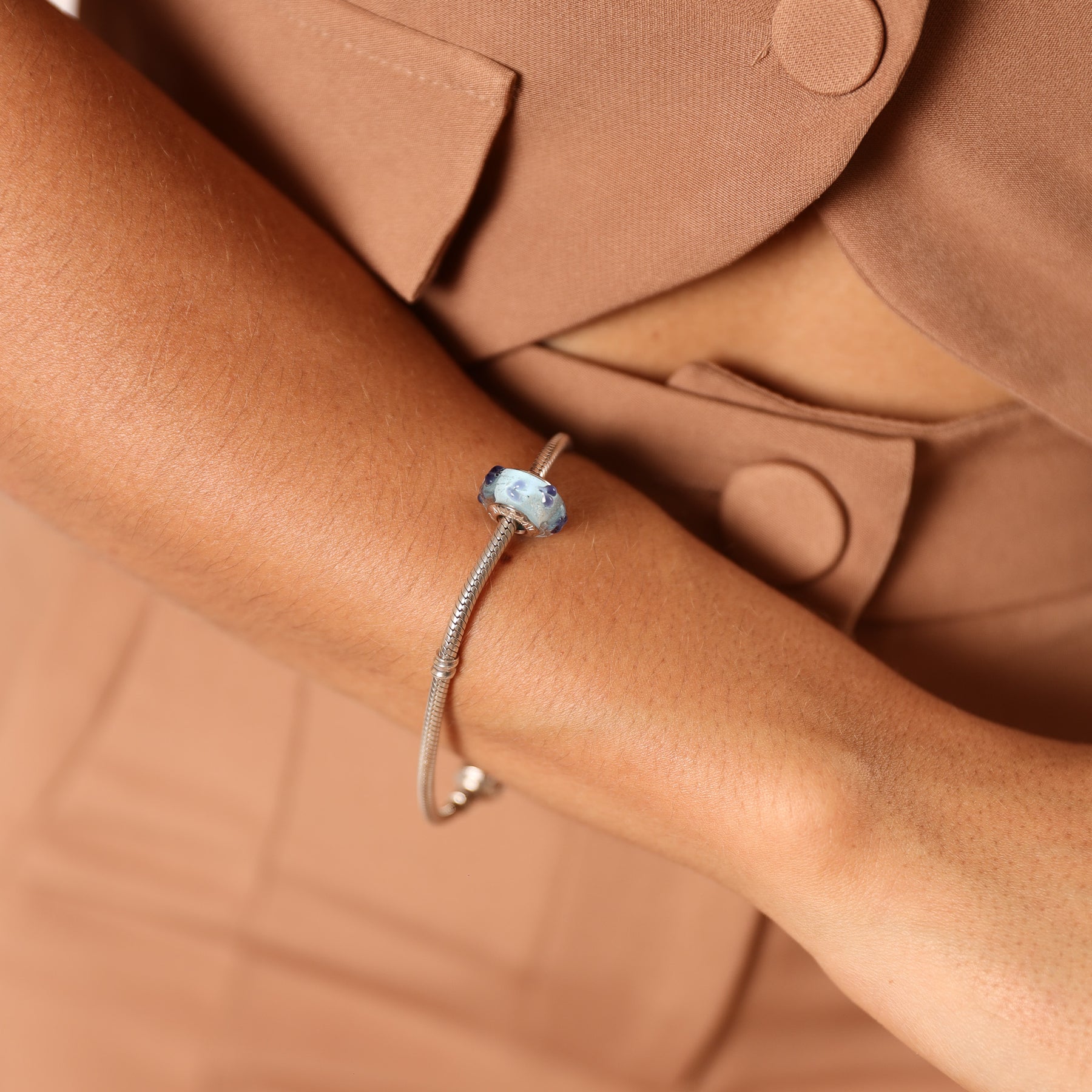 Berloque Separador Murano Azul com Mini Corações em Prata 925