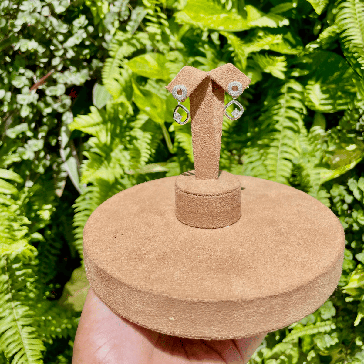 BRINCO LUZA PENDENTE E QUADRADO COM PEDRA COLOR EM PRATA 925