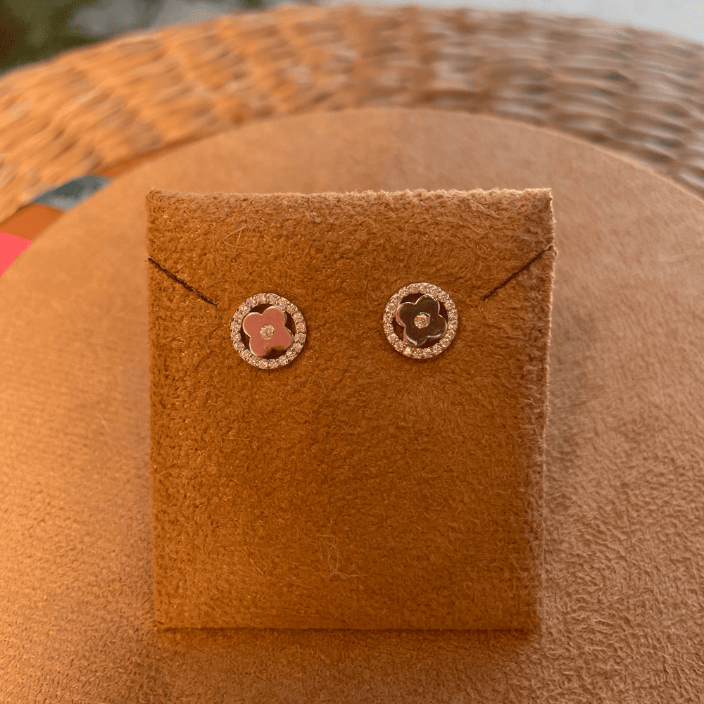 Brinco Circulo Luza Cravejado com Trevo liso e Detalhe de Ponto de Luz em Prata 925