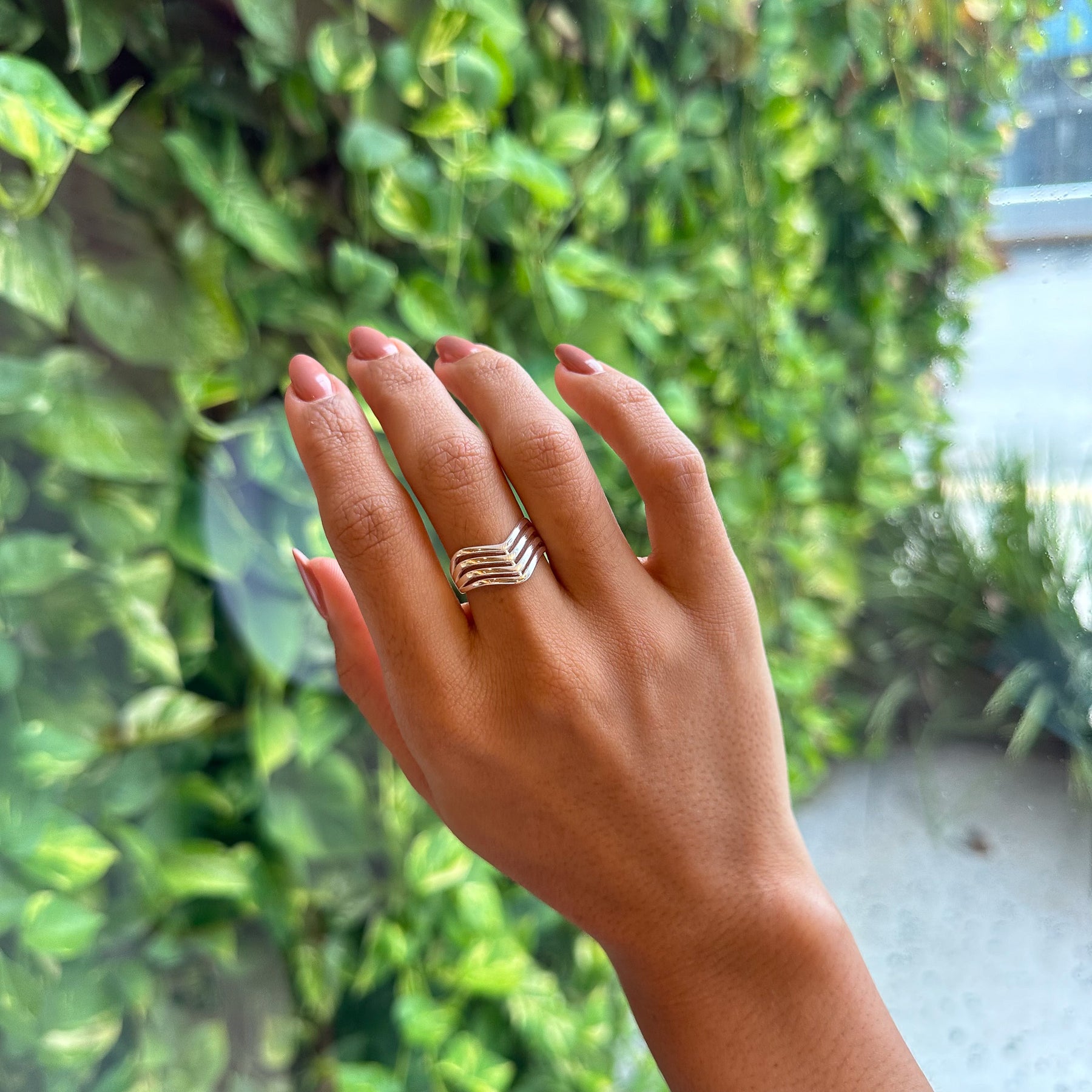 Anel Luza Quatro Linhas e V Lisa em Prata 925