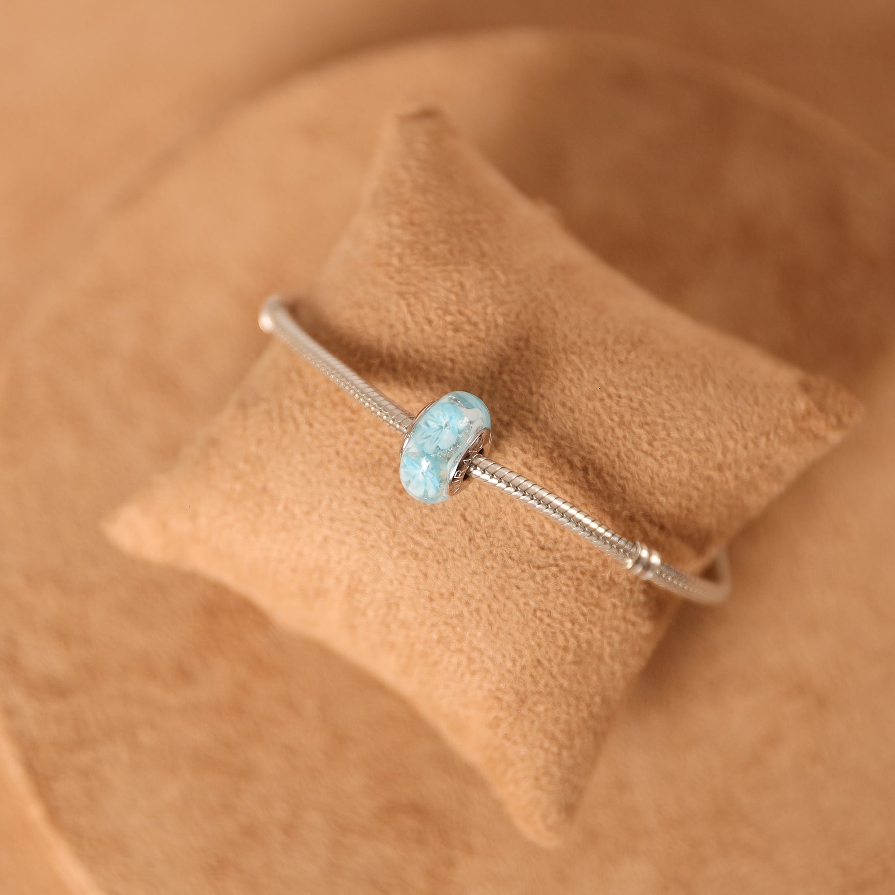 Berloque Separador Murano Branco com Flores Azuis em Prata 925