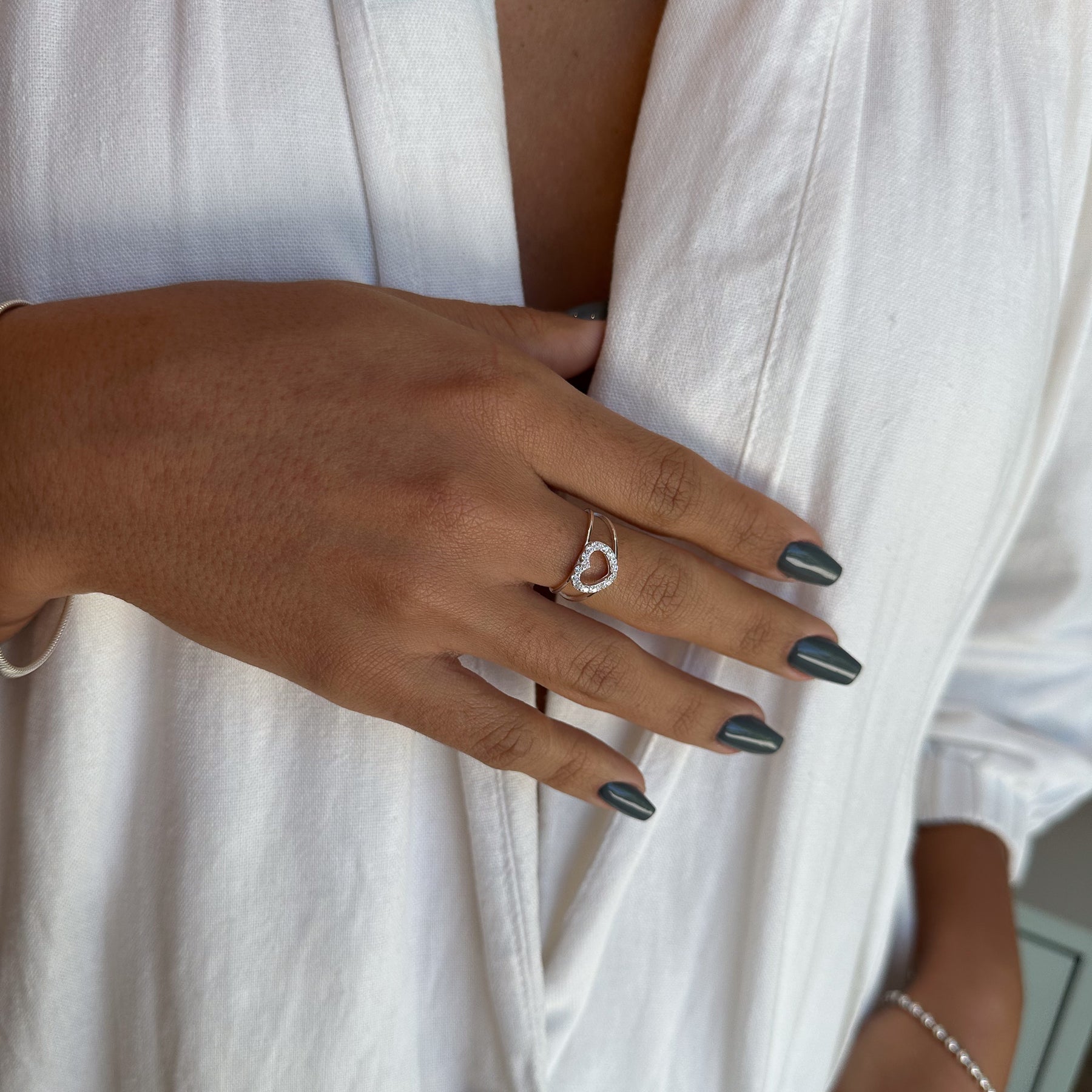 Anel Luza de Coração Vazado e Cravejado com 2 Linhas Laterais em Prata 925