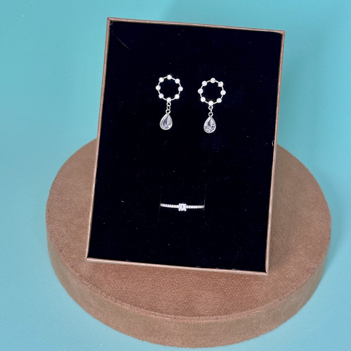 Brinco Luza de Círculo com Pontos de Luz e Gota Pendente em Prata 925