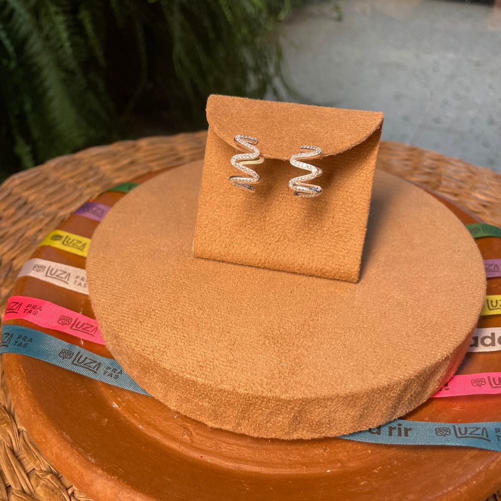 Brinco Luza Argola Ondulada Frente Cravejada e Atrás Lisa em Prata 925