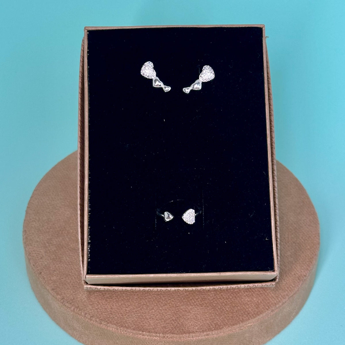 Brinco Ear Cuff Luza com 2 Corações Lisos e 1 Cravejado em Prata 925