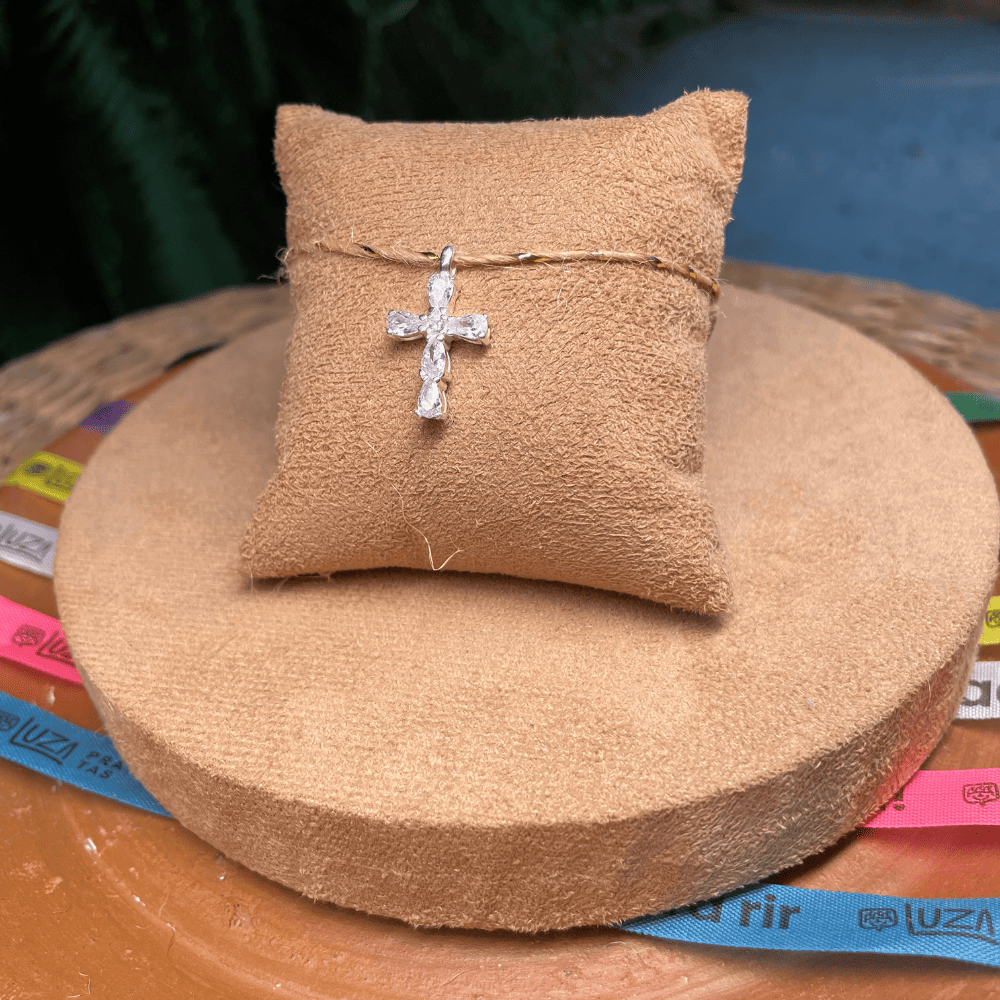 Pingente Luza de Cruz Cravejada de Zircônias Cristais em Prata 925