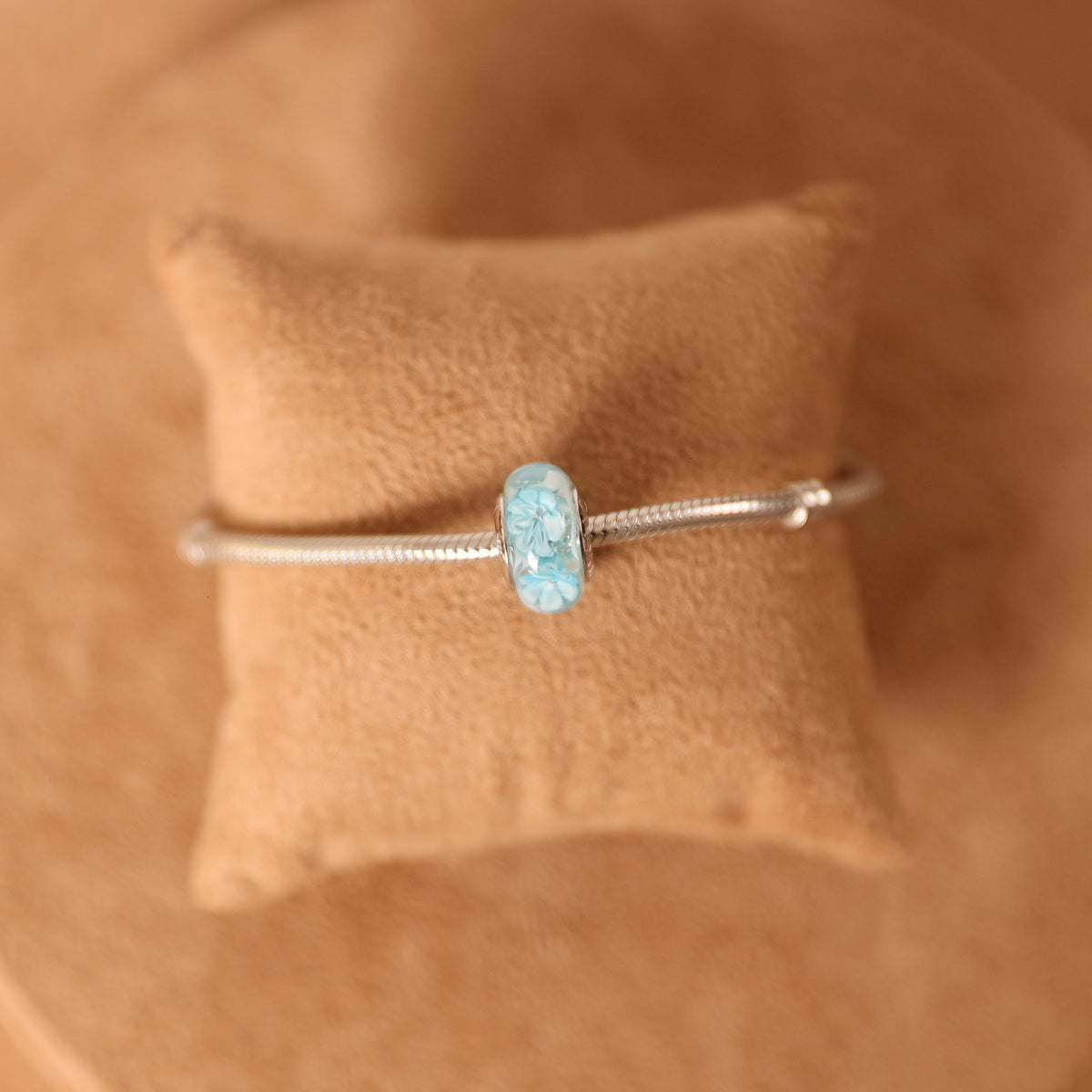 Berloque Separador Murano Branco com Flores Azuis em Prata 925