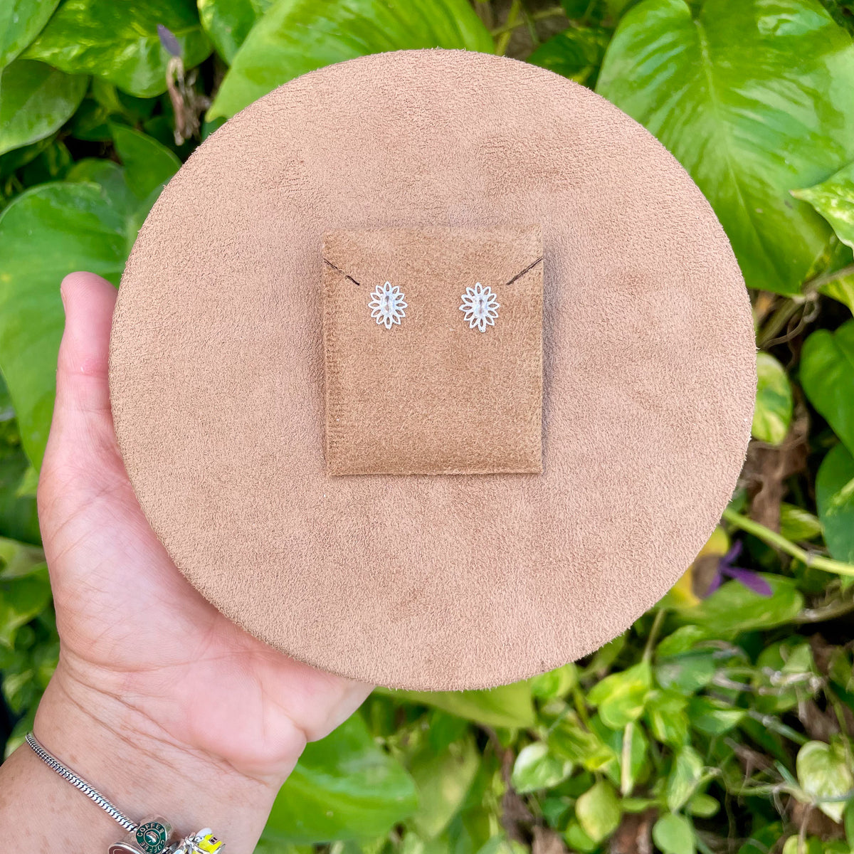 Brinco Luza Flor Vazada com Detalhe de Ponto de Luz Oval em Prata 925