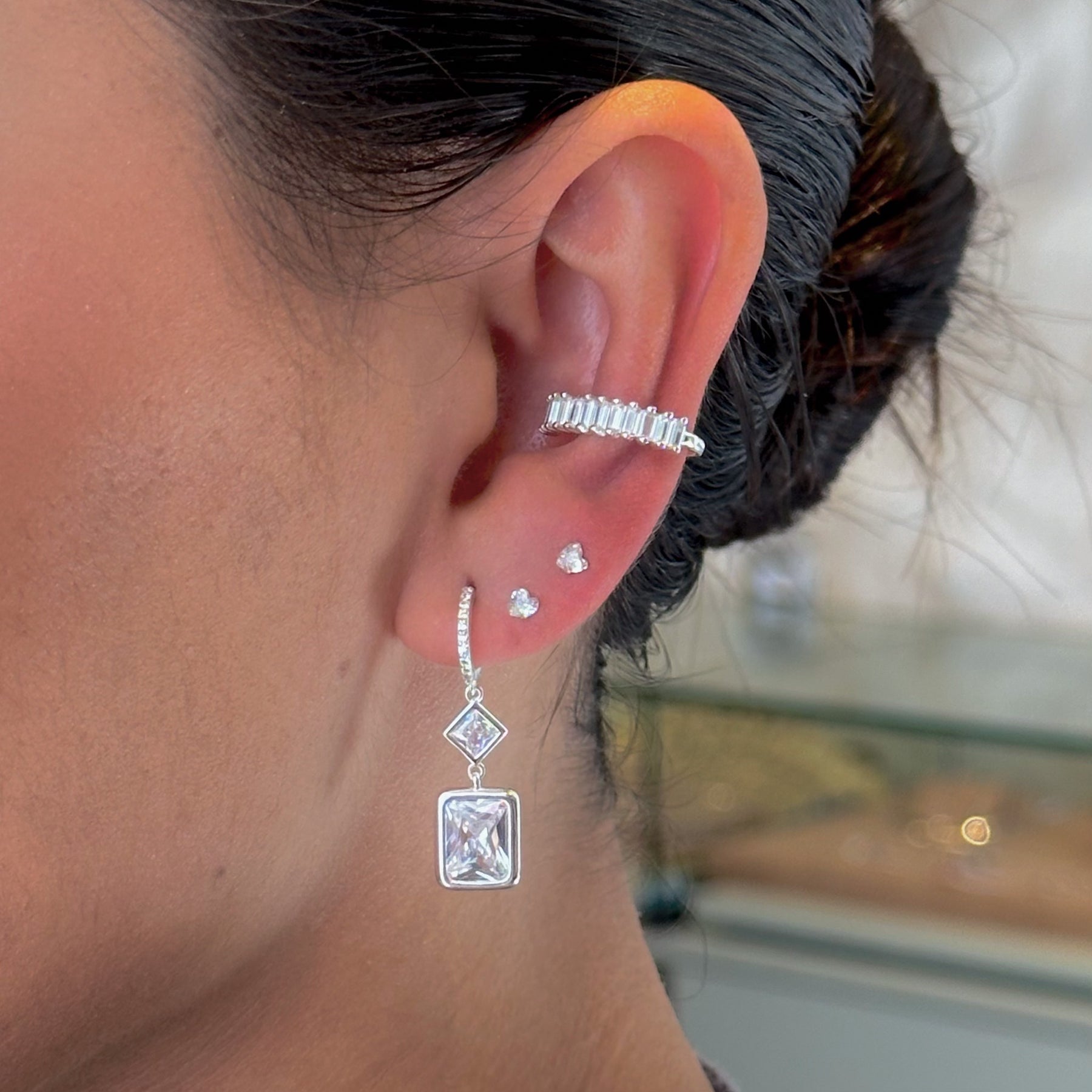 Meia Argola com Pontos de Luz Geométricos Pendentes em Prata 925