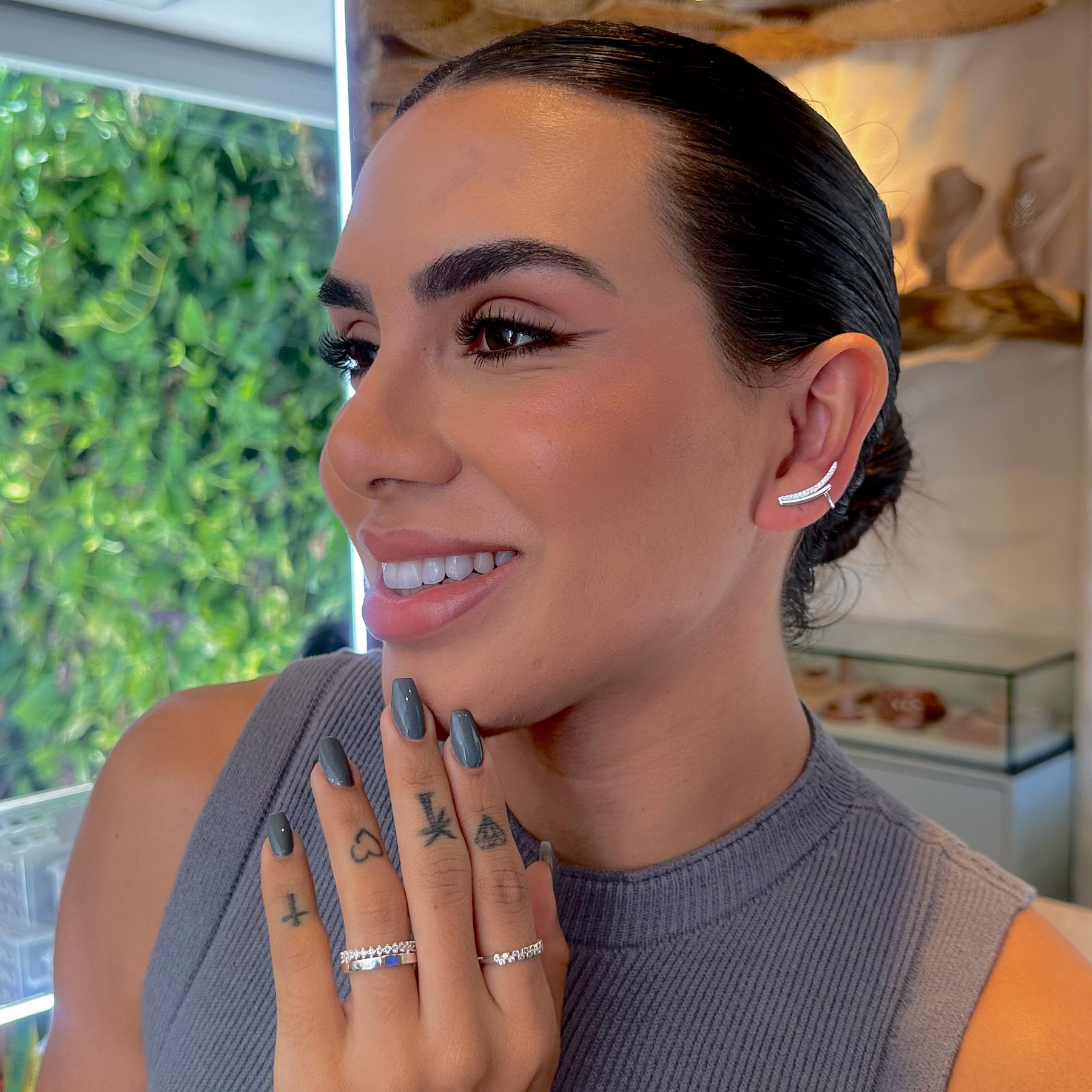 Brinco Ear Cuff Luza com Uma Linha Lisa e Uma de Zircônias em Prata 925