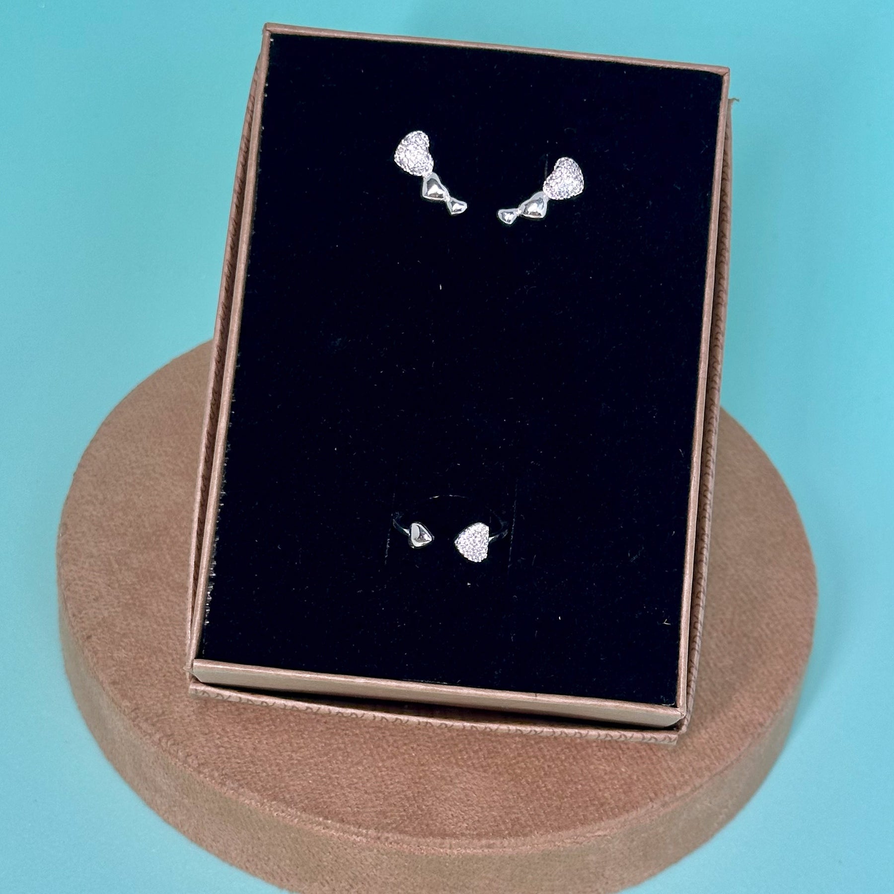 Brinco Ear Cuff Luza com 2 Corações Lisos e 1 Cravejado em Prata 925