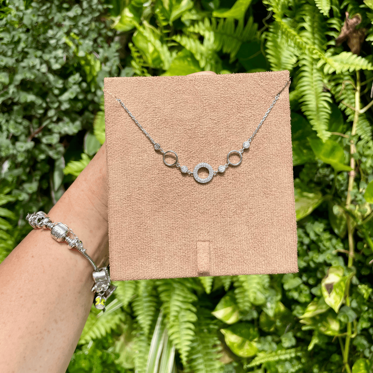 Pulseira Três Circulo Vazado: 1 Cravejado e Dois lisos e Detalhes de Ponto de Luz Luza em Prata 925