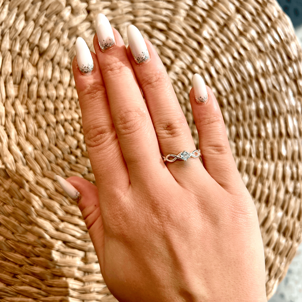 Anel Solitário Luza com Pedra Azul e Detalhe de Infinito em Prata 925