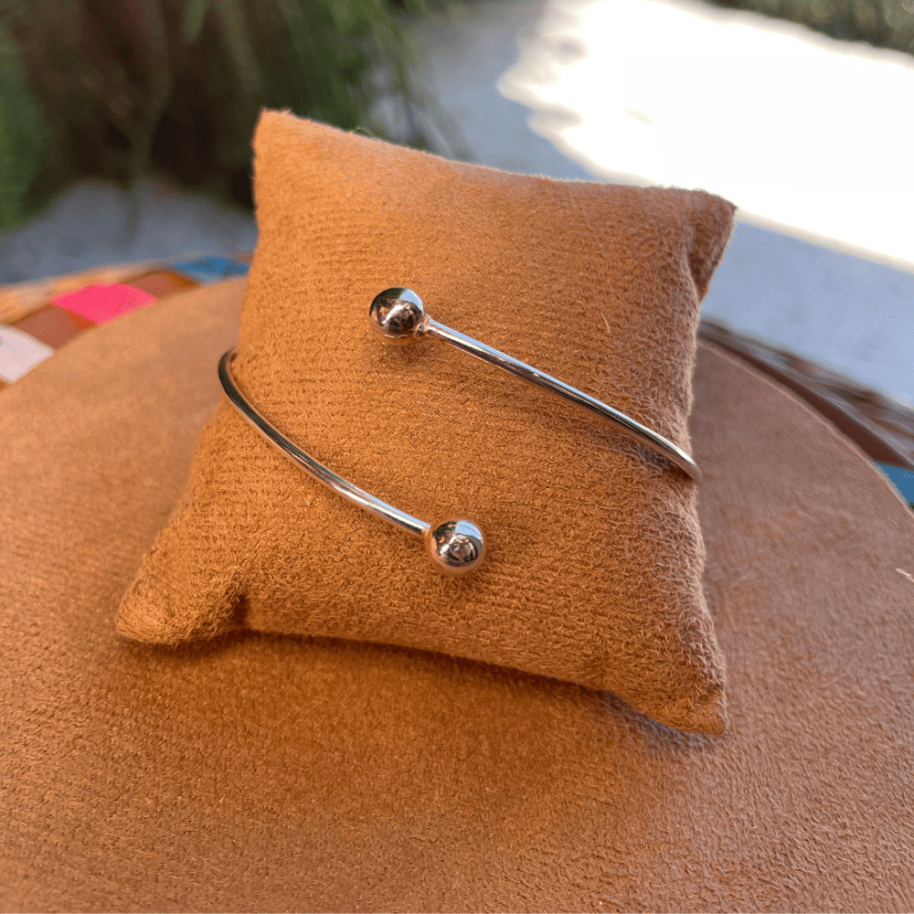 Bracelete Aberto Luza com Duas Esferas Lisas em Prata 925