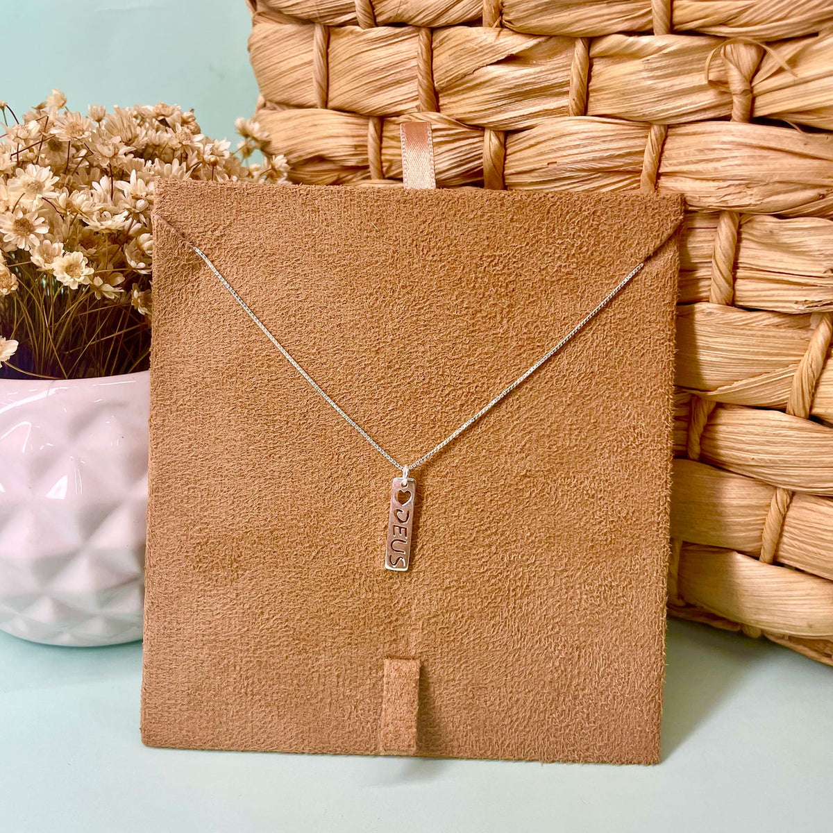 Colar com Placa Escrito "Deus" e Coração Vazado em Prata 925