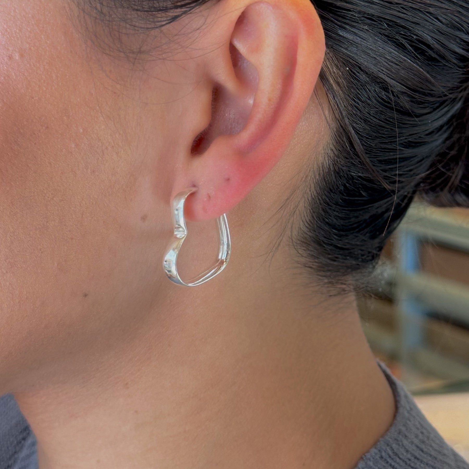 Brinco de Coração Luza Média e Lisa com Fecho Tubo em Prata 925