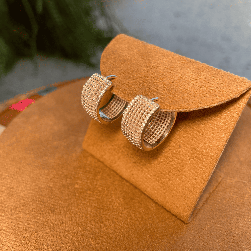 Brinco de Argola Vazada Luza com Zircônias Laterais em Prata 925