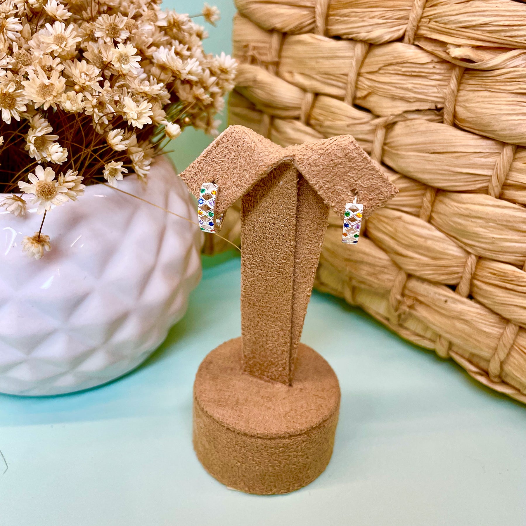 Brinco de Argola Luza Pequena com Detalhes Vazados e Microzircônias Colors em Prata 925