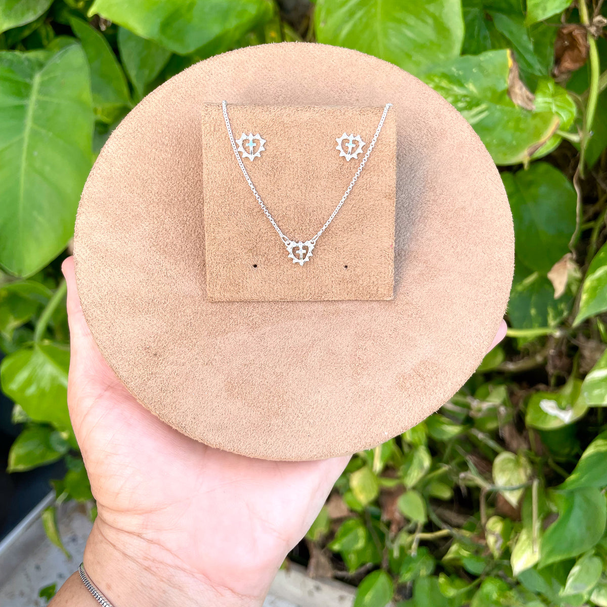 Conjunto Coração Vazado com Cruz Lisa em Prata 925