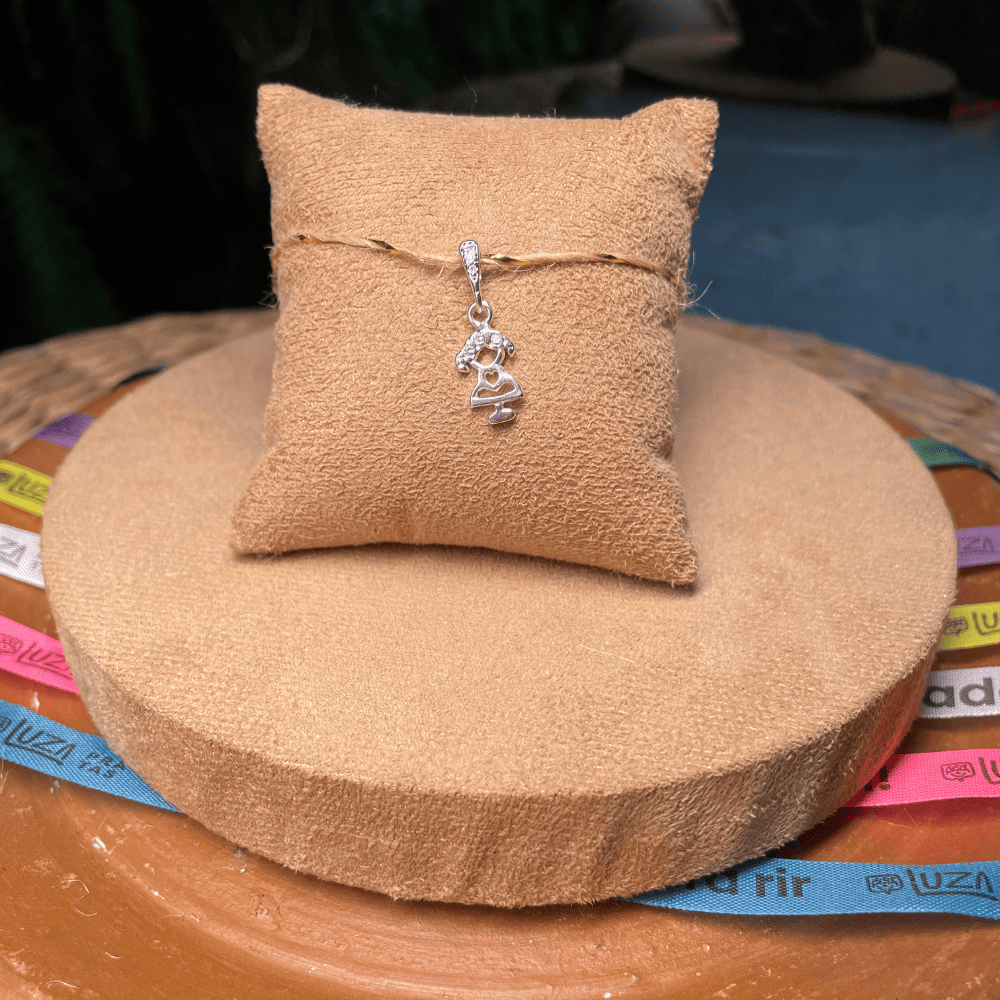 Pingente Luza de Menina Lisa com Detalhes Vazados e Ponto de Luz em Prata 925