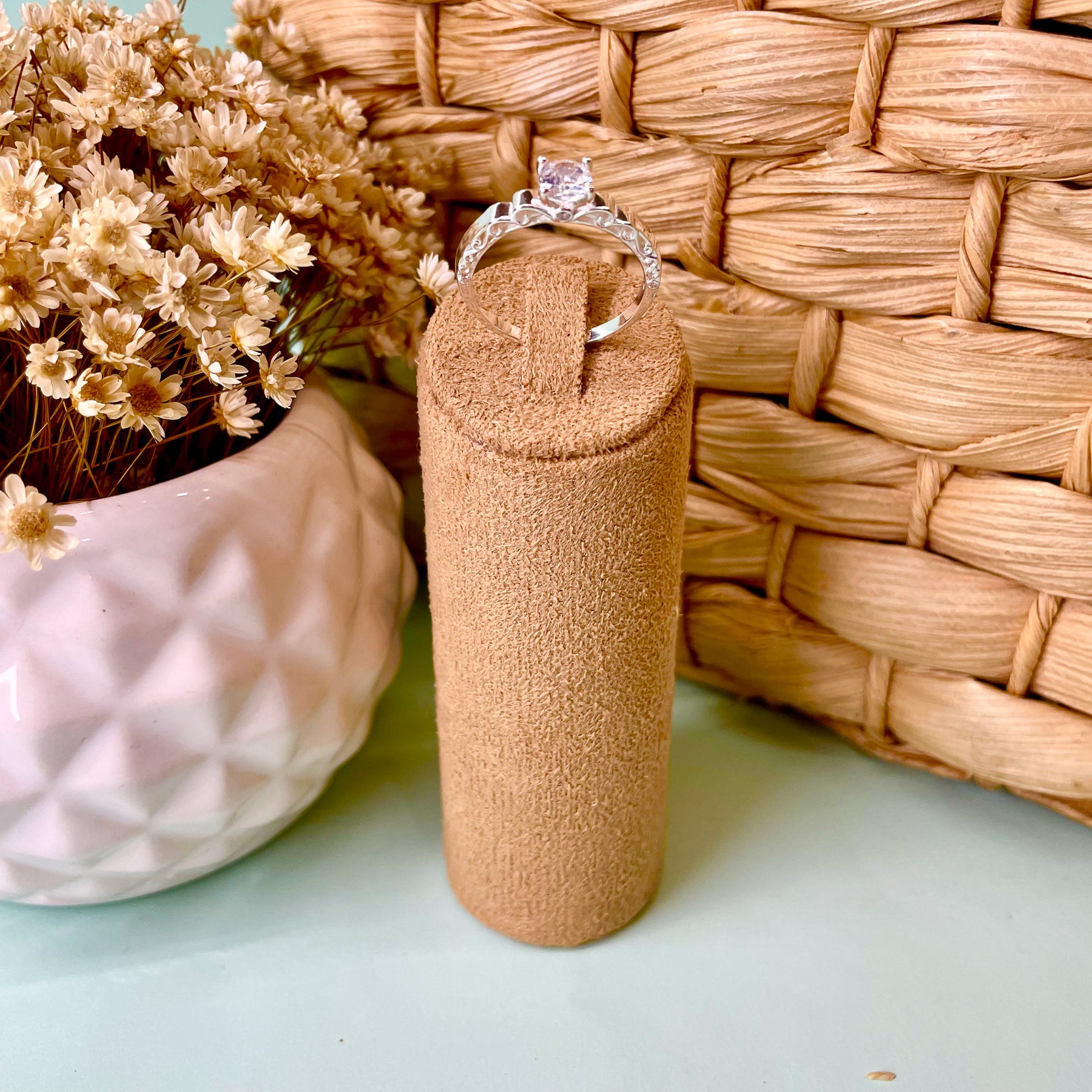 Anel Solitário Luza de Pedra Quadrada e Aro com Detalhes Geométricos em Prata 925