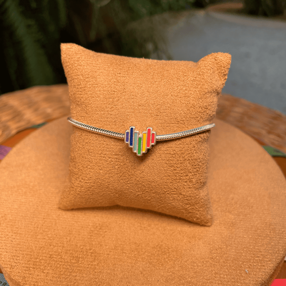 BERLOQUE DE CORAÇÃO LUZA EM 3D COM CORES DO ARCO-ÍRIS EM PRATA 925