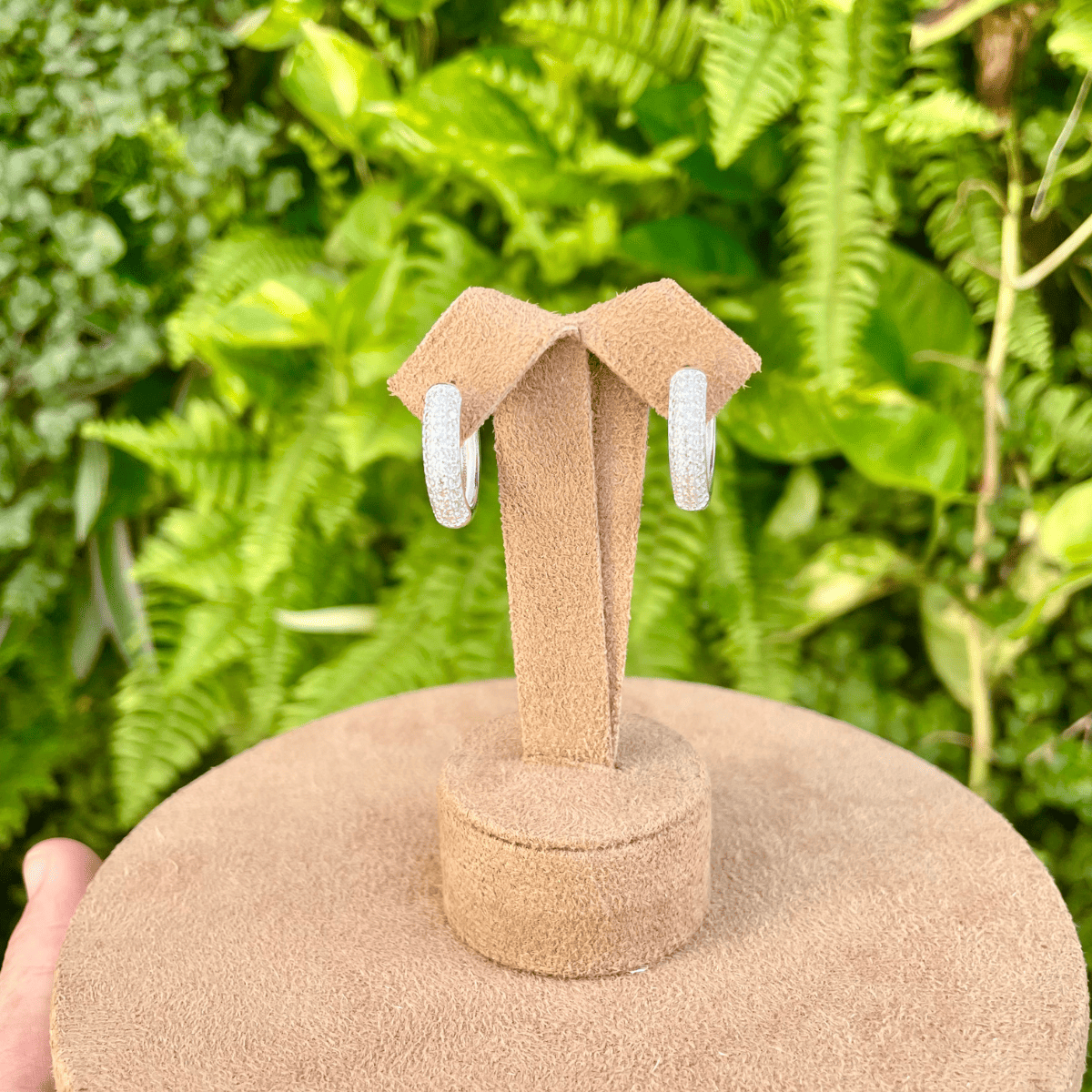 Brinco Argola Luza Média com 3 Linhas de Zircônias em Prata 925