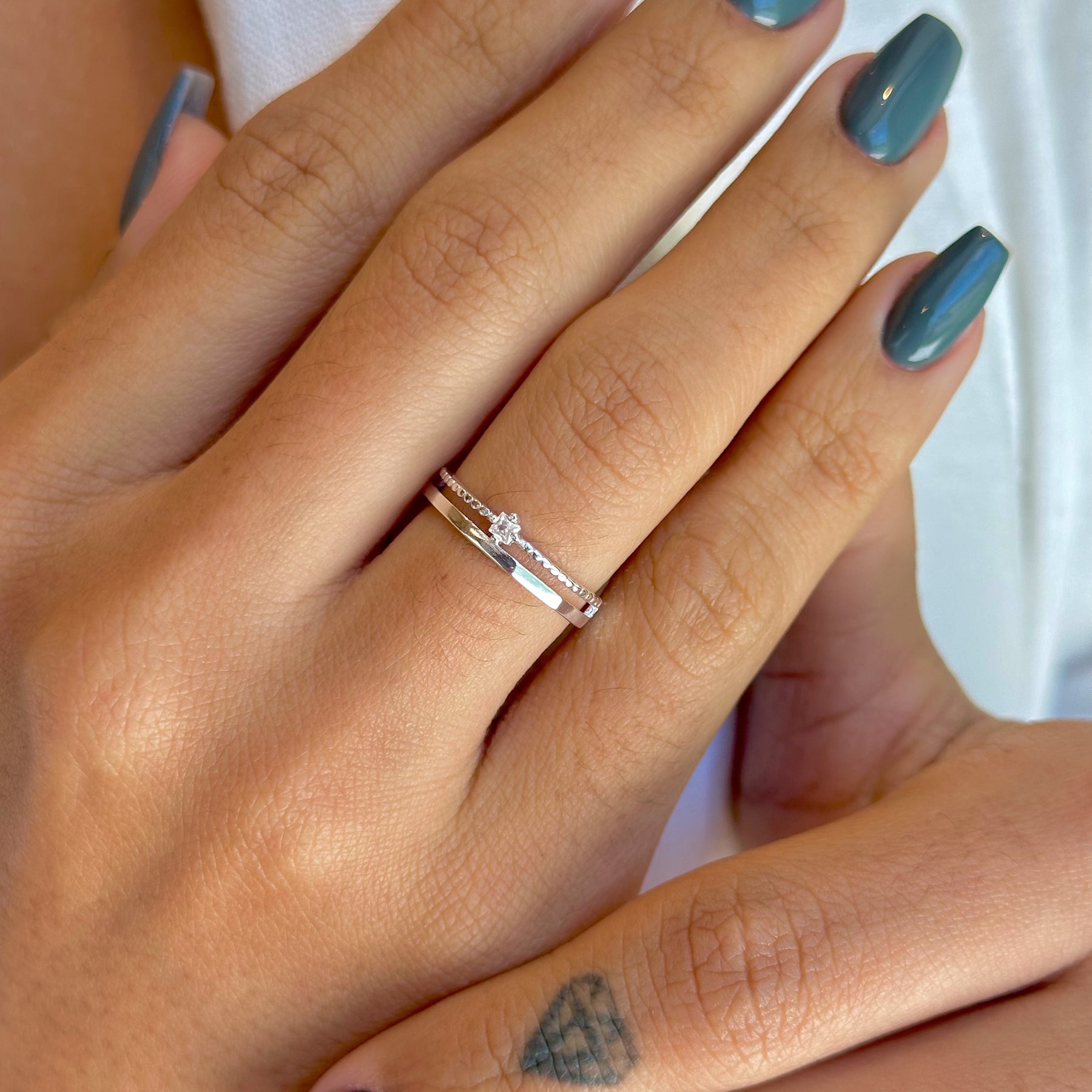 Anel Duplo Luza de Aparador Chapado e Solitário com Aro de Círculos em Prata 925