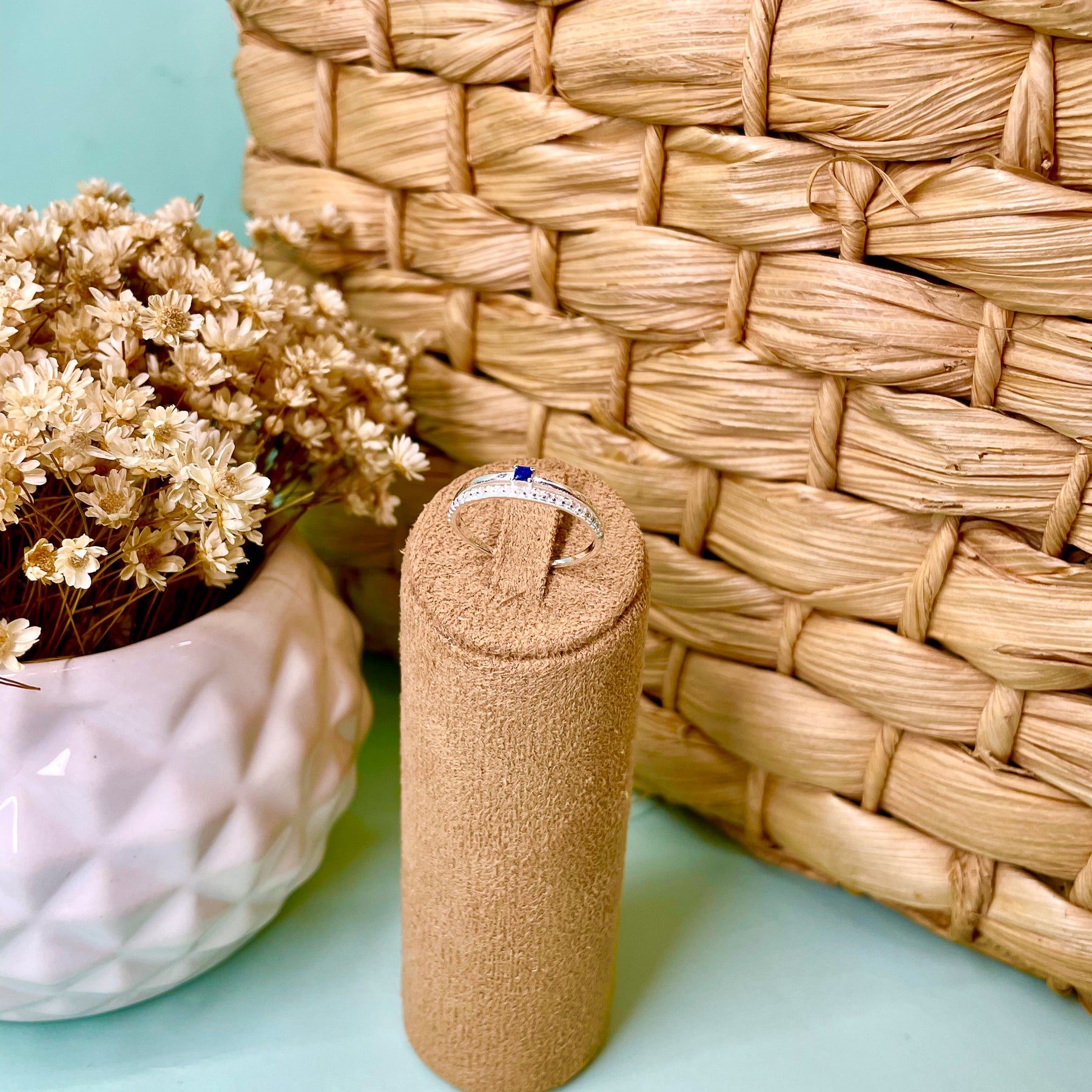 Anel Luza Dois em Um com Aparador Cravejado e Solitario Color Liso em Prata 925