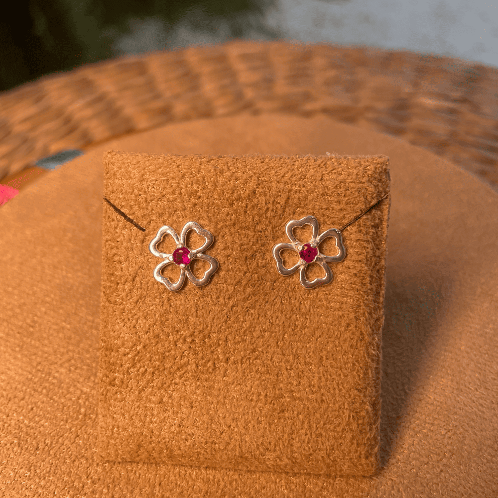 BRINCO FLOR VAZADA LUZA COM PONTO DE LUZ ROSA EM PRATA 925