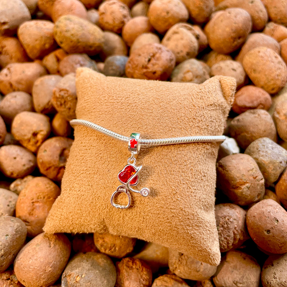 BERLOQUE LUZA DE SAÚDE COM CRUZ, ESTETOSCÓPIO E CORAÇÃO DE PEDRA EM PRATA 925