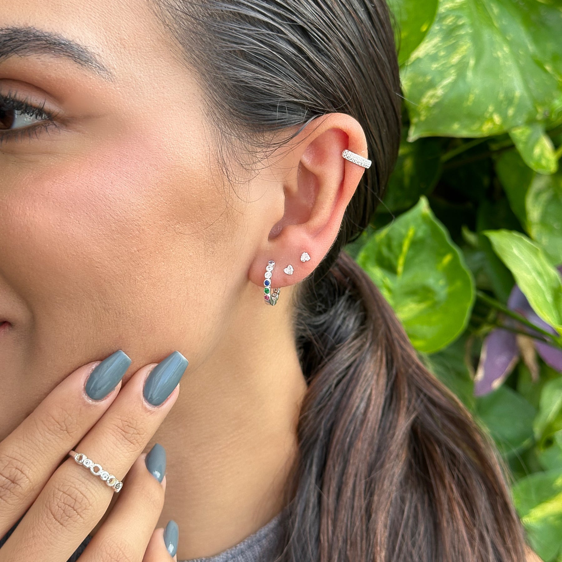 Brinco Argola Luza com Zircônias Colors e Cículos Vazados em Prata 925