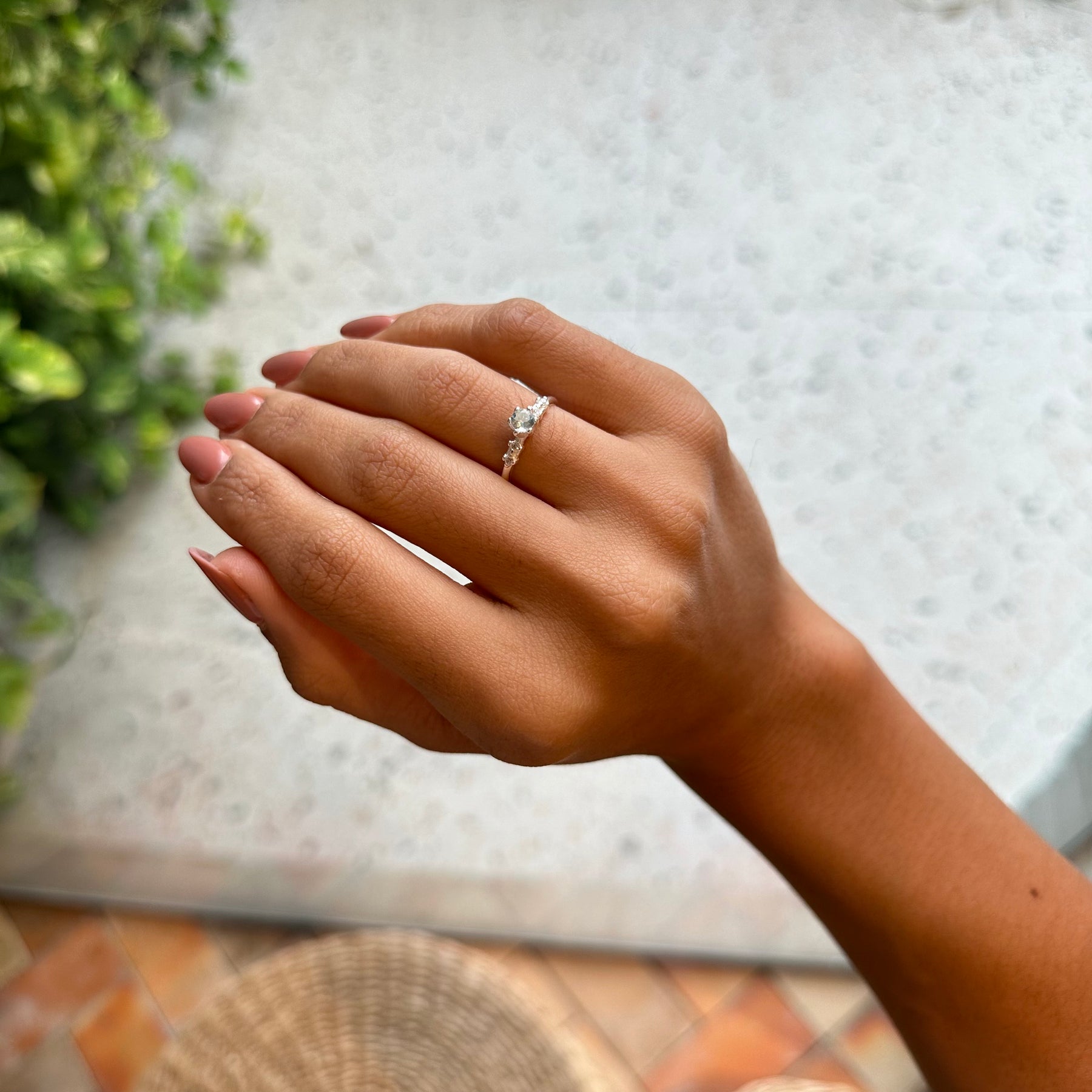 Anel Solitário Luza Azul Claro com Detalhes de Ponto de Luz em Prata 925